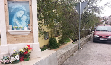 Ograda na zidu u Mostarskoj ulici u Neslanovca