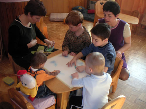 Odgojitelj s djecom u vrtiću