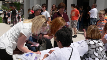 Pogledaj galeriju "Prikupljanje potpisa za referendum u Neslanovcu"